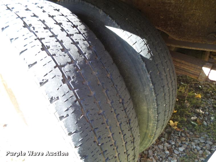 image for item L3274 1999 Ford F350 Super Duty Crew Cab flatbed pickup truck