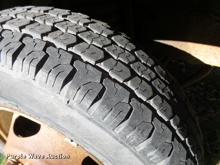 image for item L3274 1999 Ford F350 Super Duty Crew Cab flatbed pickup truck