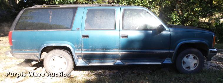 image for item L3277 1992 GMC Suburban 1500 SUV