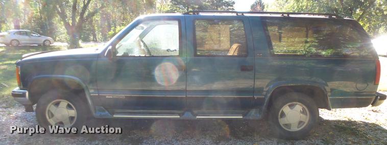 image for item L3277 1992 GMC Suburban 1500 SUV