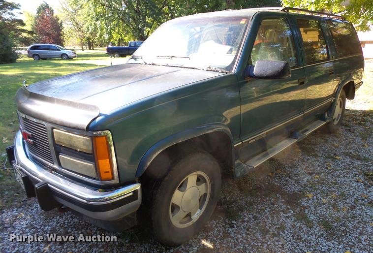 image for item L3277 1992 GMC Suburban 1500 SUV