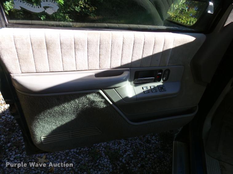 image for item L3277 1992 GMC Suburban 1500 SUV