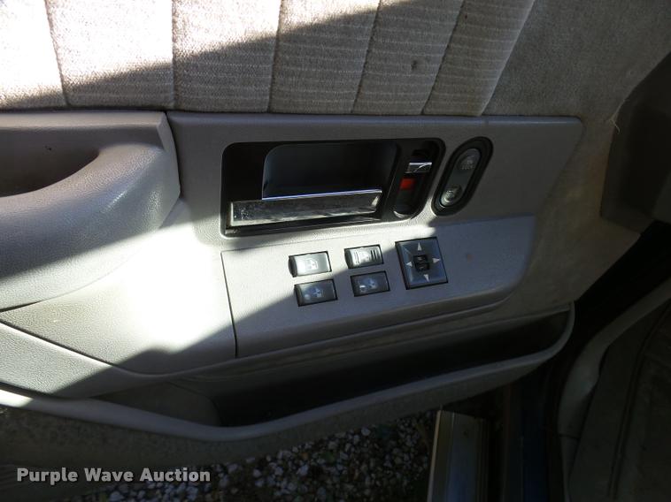 image for item L3277 1992 GMC Suburban 1500 SUV