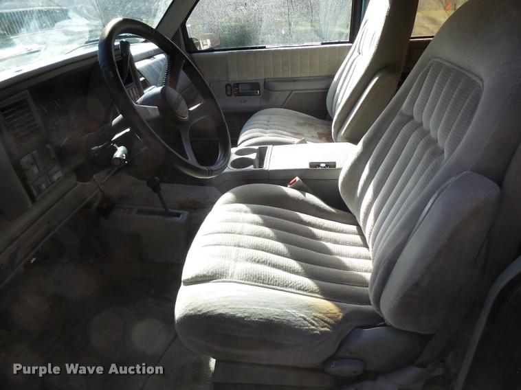 image for item L3277 1992 GMC Suburban 1500 SUV