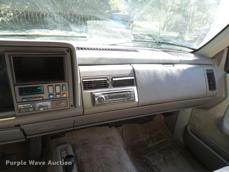 image for item L3277 1992 GMC Suburban 1500 SUV