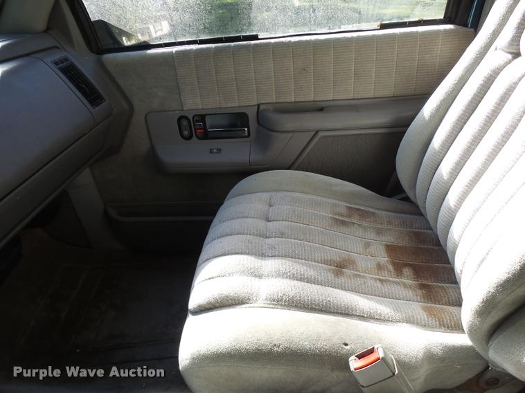 image for item L3277 1992 GMC Suburban 1500 SUV