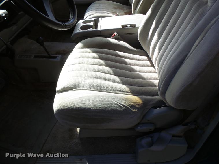 image for item L3277 1992 GMC Suburban 1500 SUV