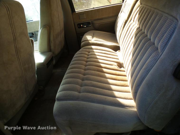 image for item L3277 1992 GMC Suburban 1500 SUV