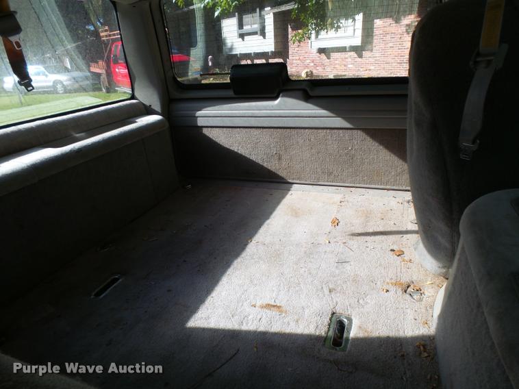 image for item L3277 1992 GMC Suburban 1500 SUV