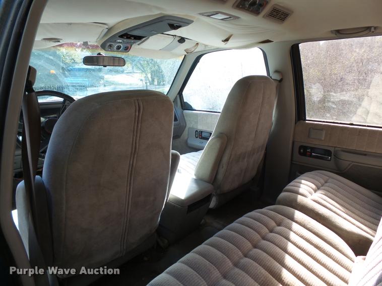 image for item L3277 1992 GMC Suburban 1500 SUV