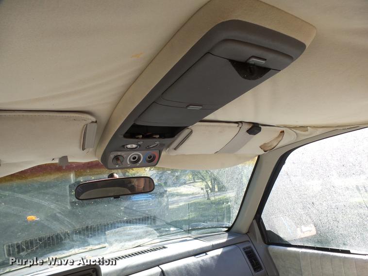 image for item L3277 1992 GMC Suburban 1500 SUV