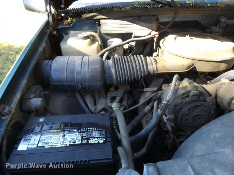 image for item L3277 1992 GMC Suburban 1500 SUV