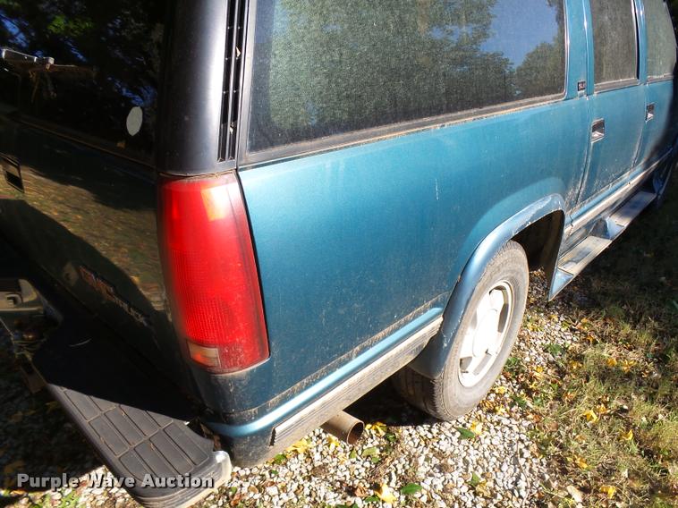 image for item L3277 1992 GMC Suburban 1500 SUV