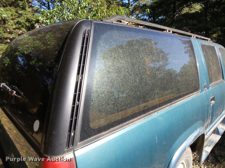 image for item L3277 1992 GMC Suburban 1500 SUV