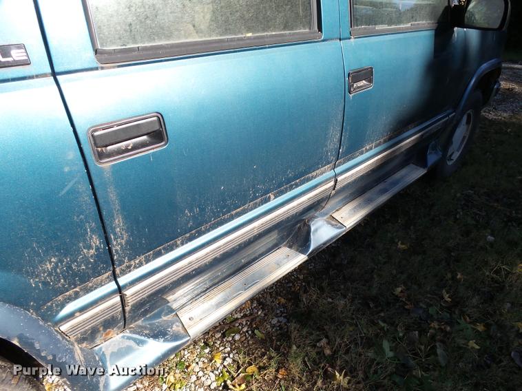 image for item L3277 1992 GMC Suburban 1500 SUV
