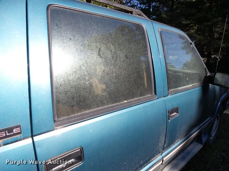 image for item L3277 1992 GMC Suburban 1500 SUV