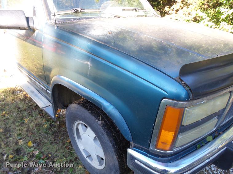 image for item L3277 1992 GMC Suburban 1500 SUV