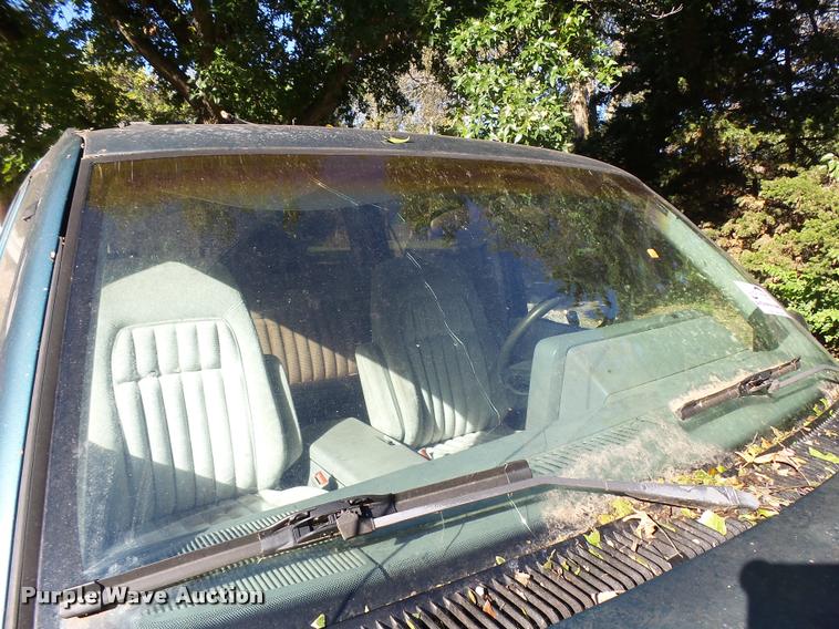 image for item L3277 1992 GMC Suburban 1500 SUV