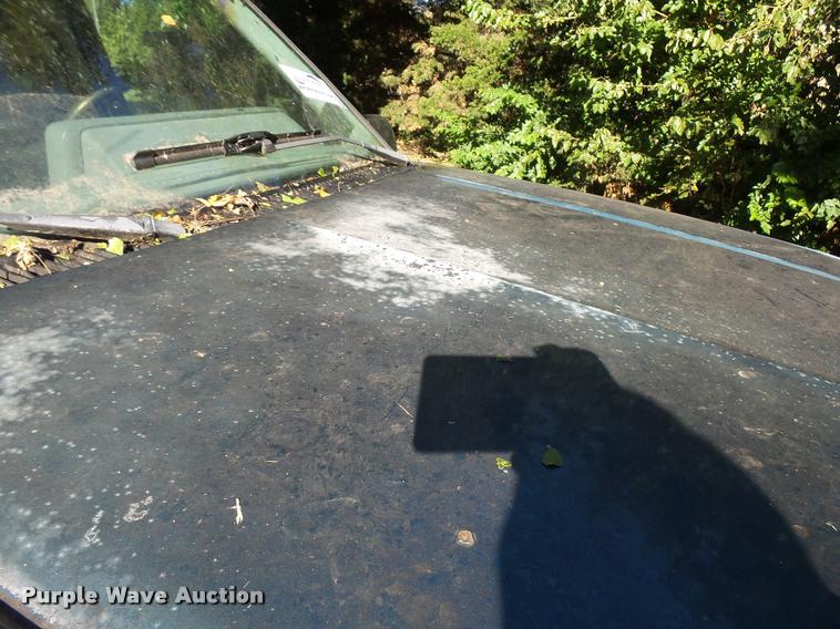 image for item L3277 1992 GMC Suburban 1500 SUV