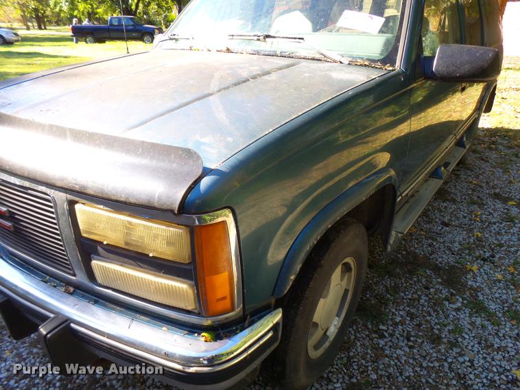 image for item L3277 1992 GMC Suburban 1500 SUV