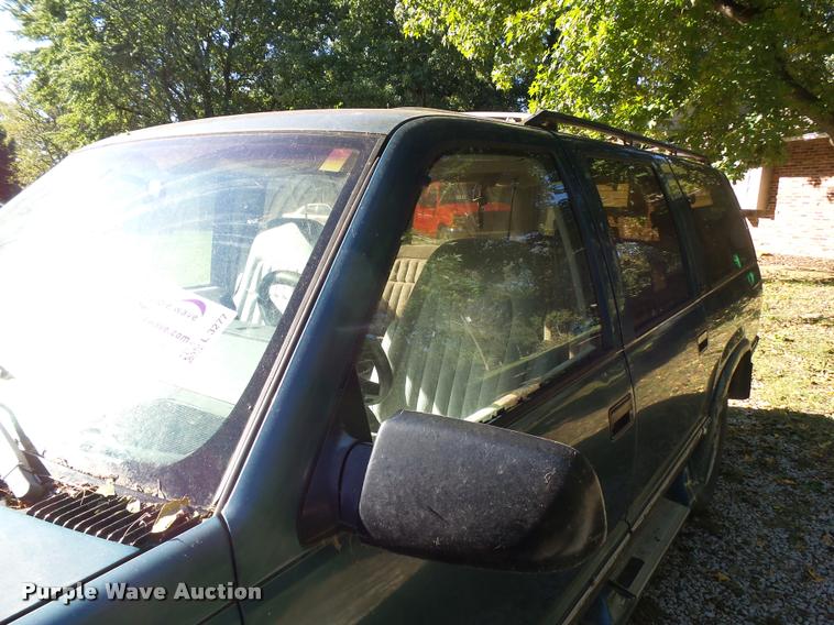 image for item L3277 1992 GMC Suburban 1500 SUV