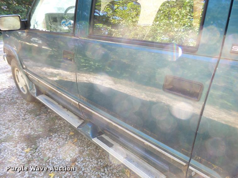 image for item L3277 1992 GMC Suburban 1500 SUV