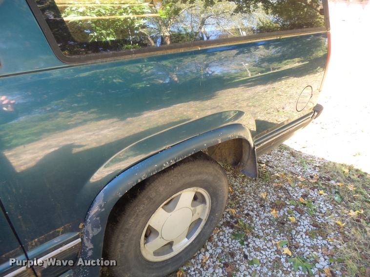 image for item L3277 1992 GMC Suburban 1500 SUV