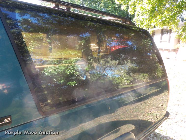 image for item L3277 1992 GMC Suburban 1500 SUV