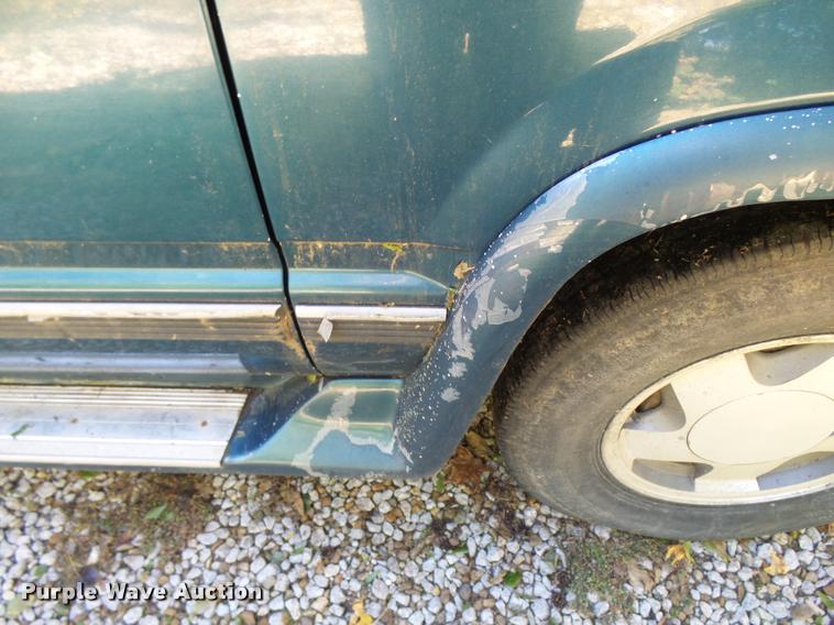 image for item L3277 1992 GMC Suburban 1500 SUV