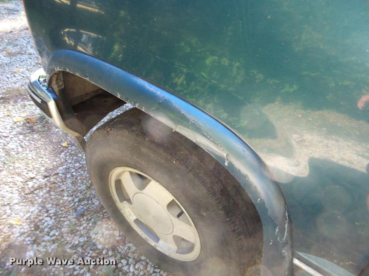 image for item L3277 1992 GMC Suburban 1500 SUV