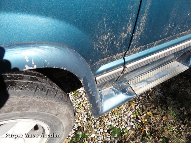 image for item L3277 1992 GMC Suburban 1500 SUV