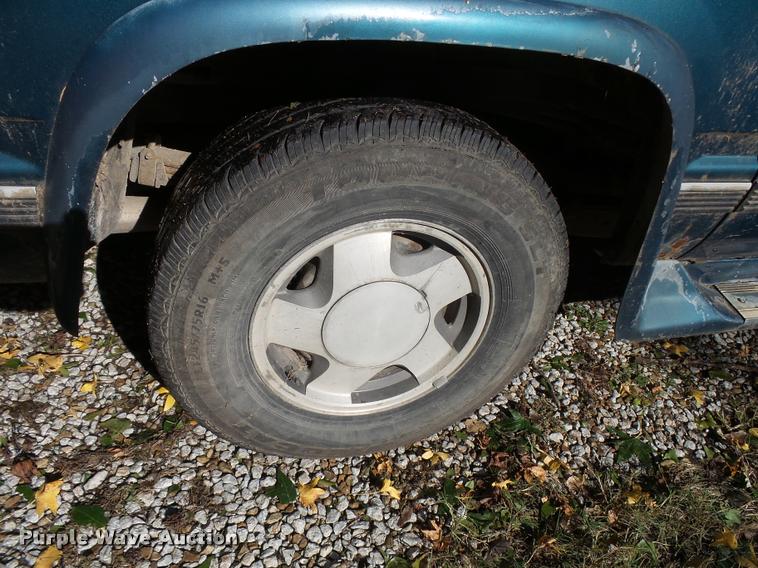 image for item L3277 1992 GMC Suburban 1500 SUV