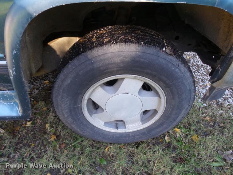 image for item L3277 1992 GMC Suburban 1500 SUV