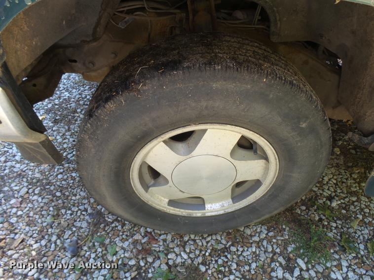 image for item L3277 1992 GMC Suburban 1500 SUV