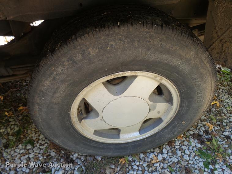 image for item L3277 1992 GMC Suburban 1500 SUV