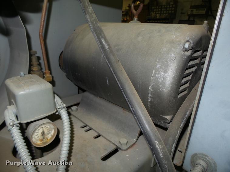 image for item L4092 1993 Ingersoll Rand T30 air compressor