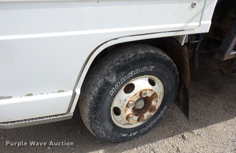 image for item L4380 1992 Isuzu NPR flatbed truck