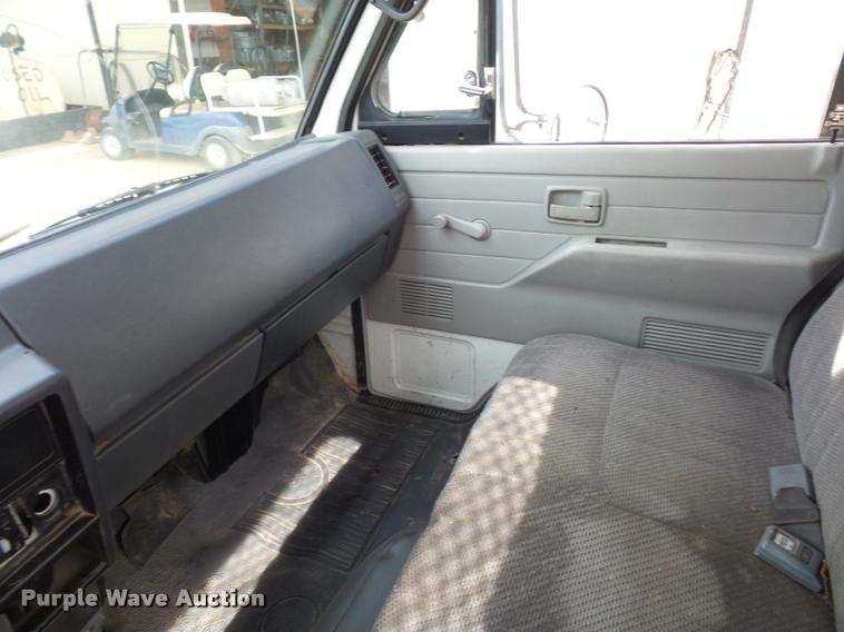 image for item L4380 1992 Isuzu NPR flatbed truck