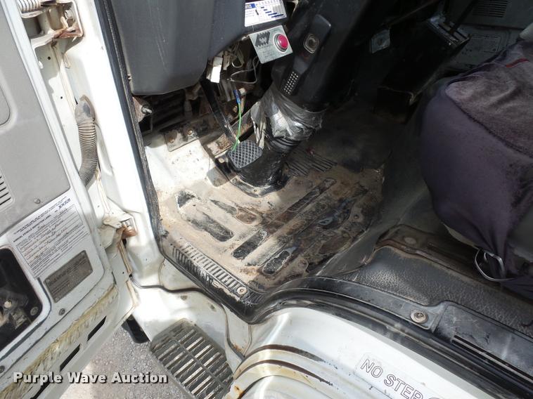 image for item L4381 1994 Isuzu NRR flatbed truck