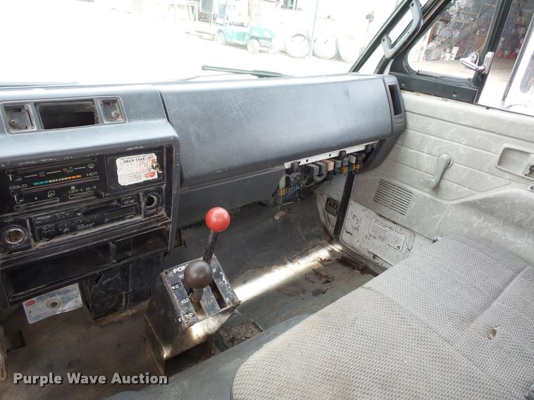 image for item L4381 1994 Isuzu NRR flatbed truck