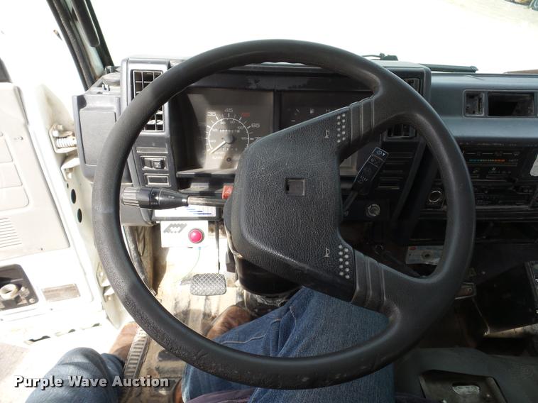 image for item L4381 1994 Isuzu NRR flatbed truck