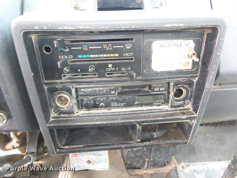 image for item L4381 1994 Isuzu NRR flatbed truck