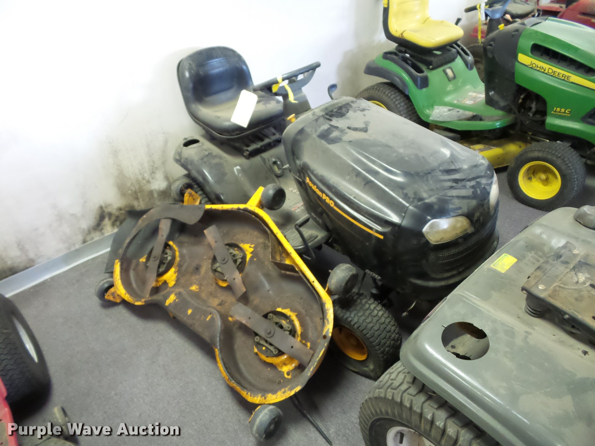 (2) lawn mowers in Desoto, MO Item AX9116 sold Purple Wave