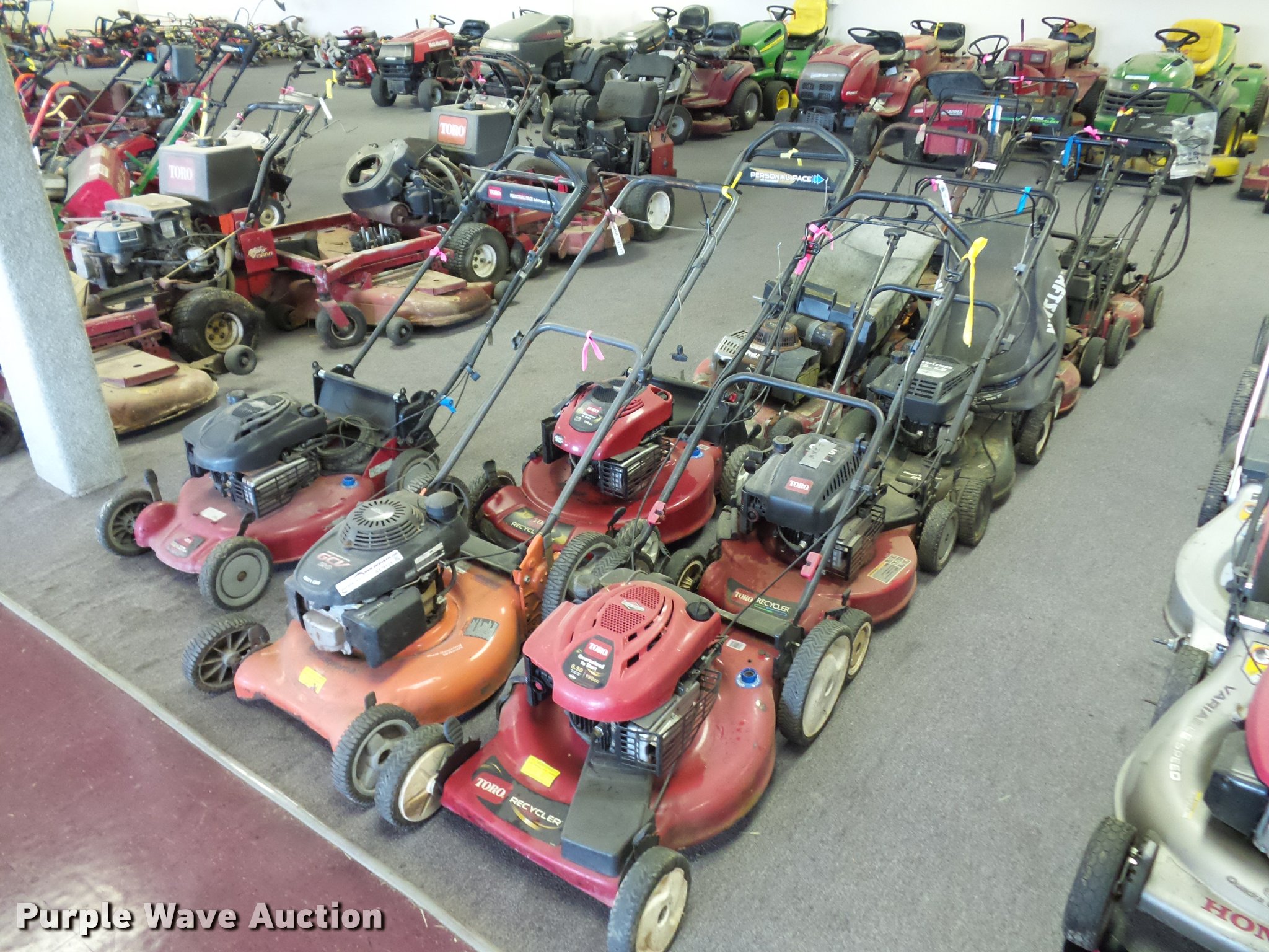 (11) push mowers in Desoto, MO Item AX9124 sold Purple Wave