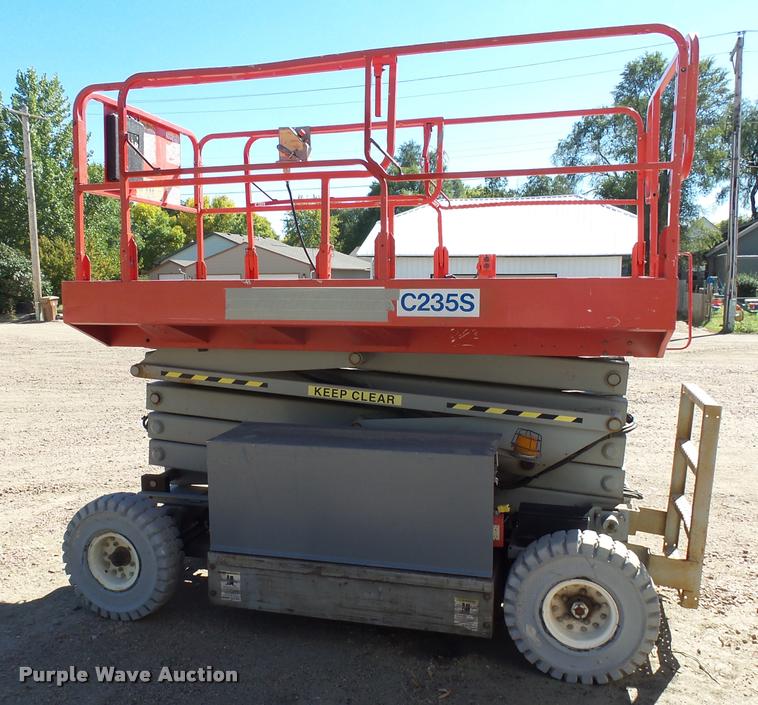 image for item AL9097 2000 Mec 3768ES scissor lift