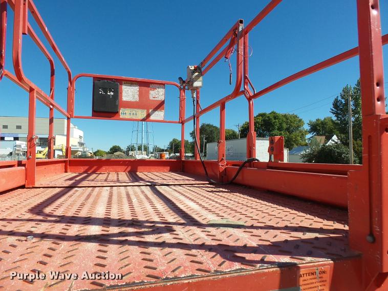 image for item AL9097 2000 Mec 3768ES scissor lift