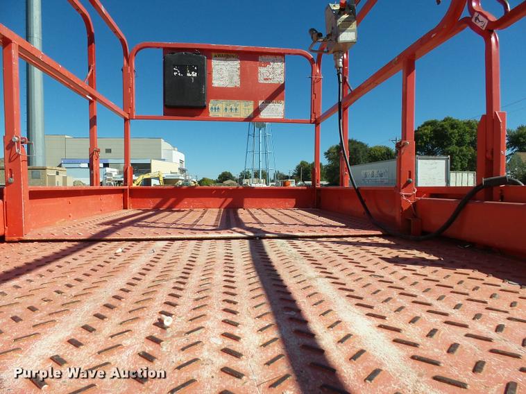 image for item AL9097 2000 Mec 3768ES scissor lift