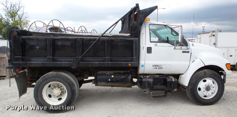 image for item DA2886 2000 Ford F750 Super Duty dump truck