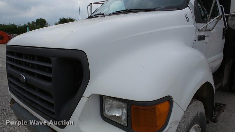 image for item DA2886 2000 Ford F750 Super Duty dump truck