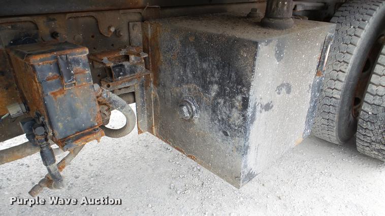 image for item DA2886 2000 Ford F750 Super Duty dump truck